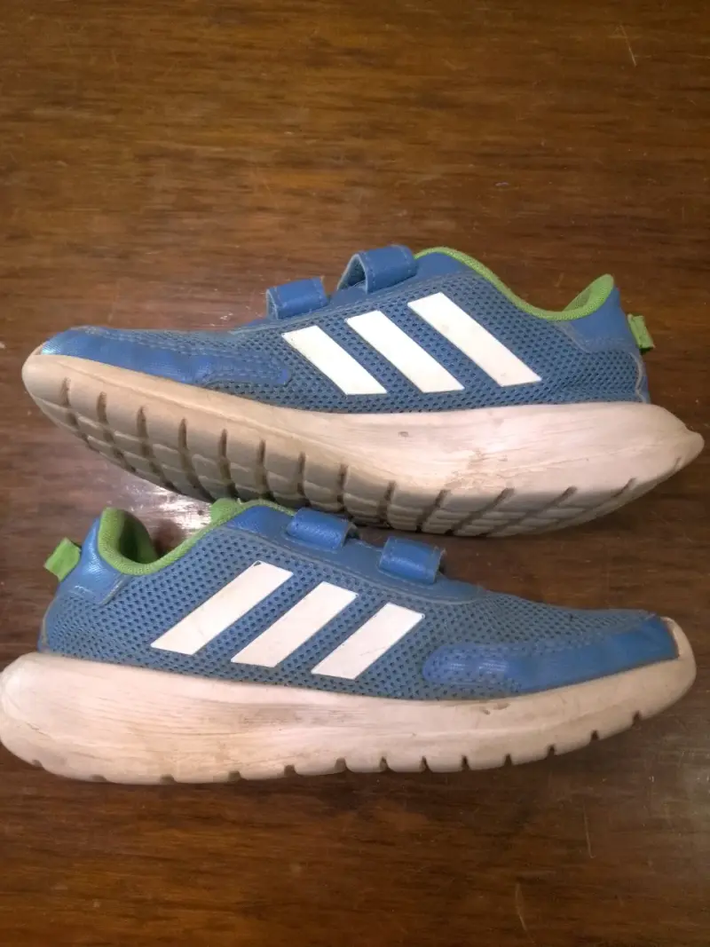 Zapatillas infantiles Adidas azules y ve - 4