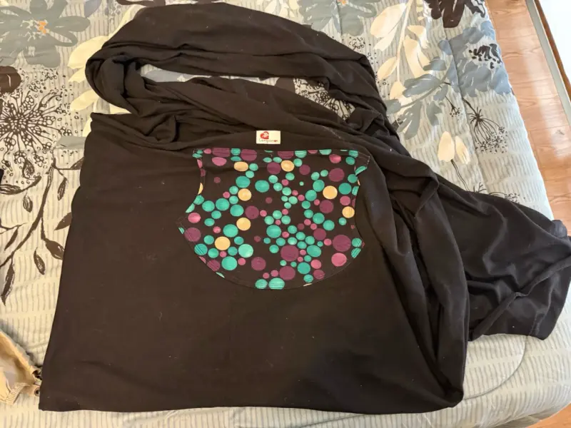 Fular portabebé negro con diseño de círculos - 1