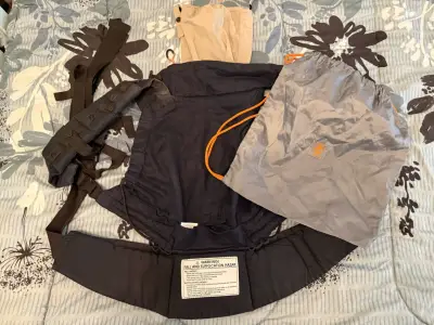 Mochila portabebés ergonómica negra con bolsa - miniatura 1