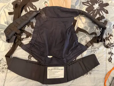 Mochila portabebés ergonómica negra con bolsa - miniatura 2