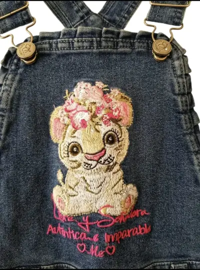 Jardinera de mezclilla para niña con bordados - miniatura 3