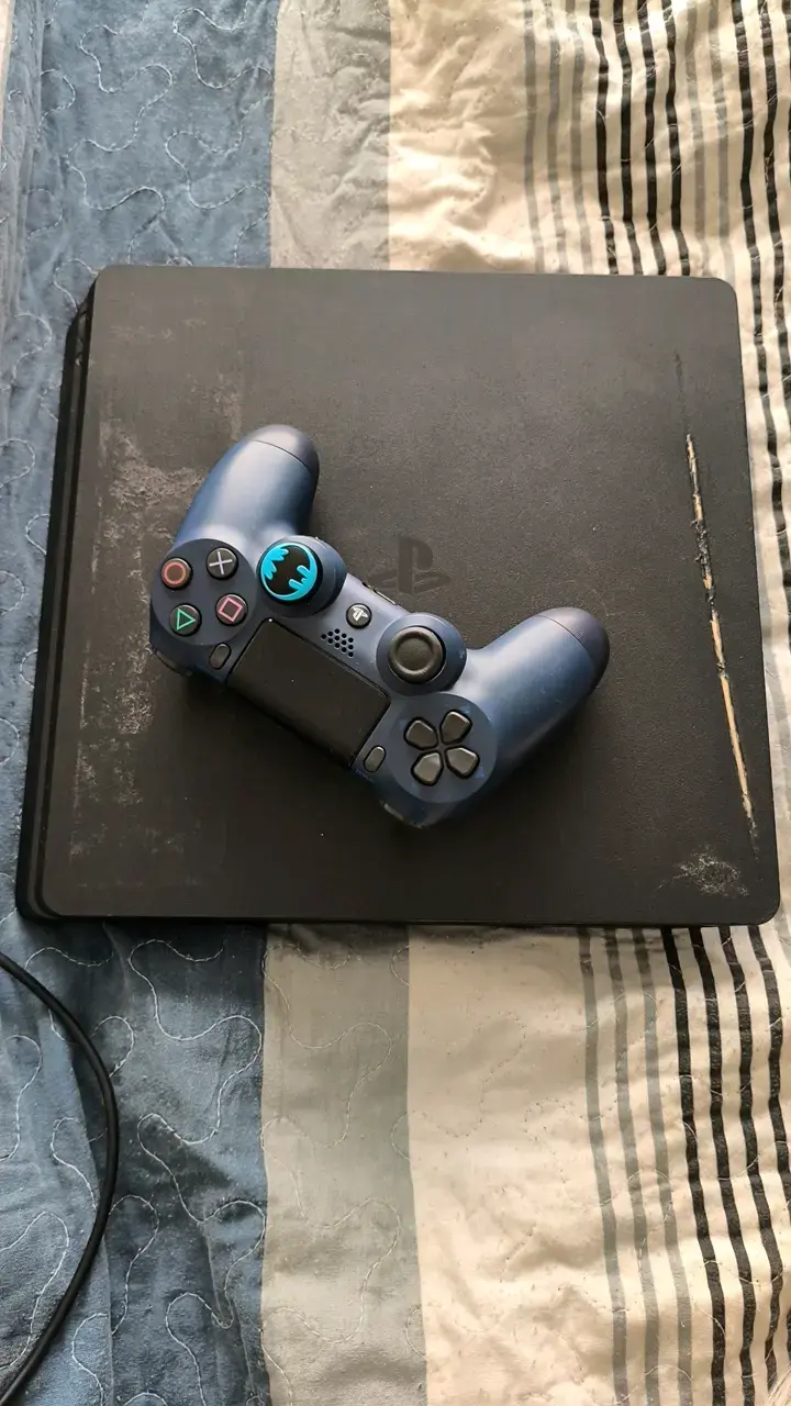 Consola PlayStation 4 con control en buen estado - 2