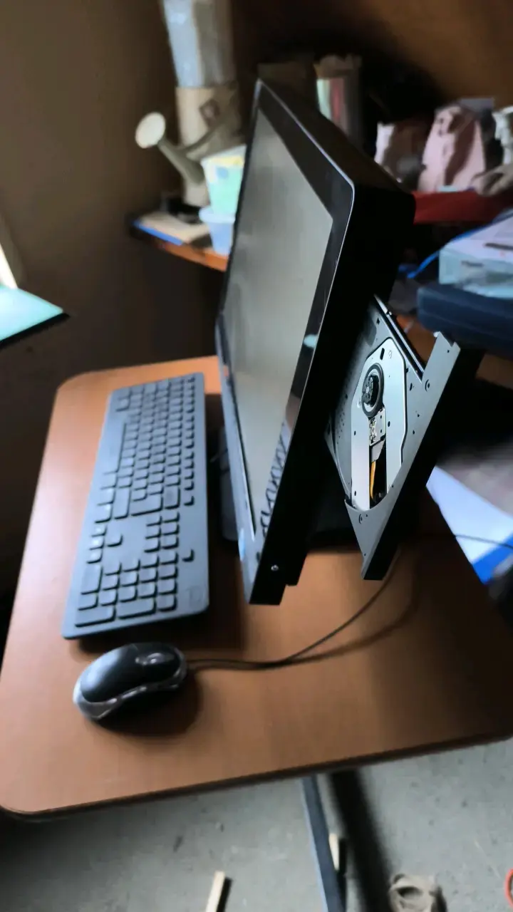 Computador All-in-One Dell Inspiron con teclado y mouse - 4