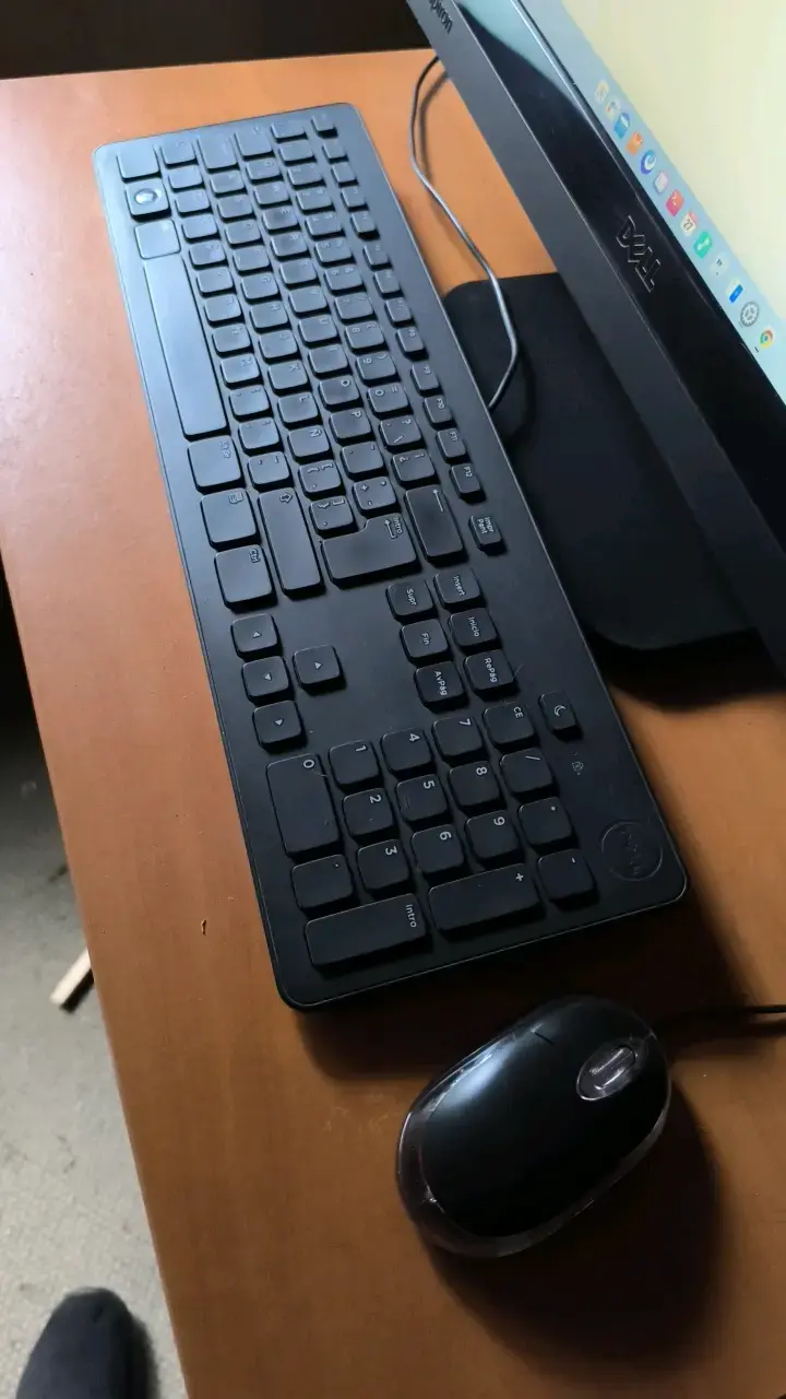 Computador All-in-One Dell Inspiron con teclado y mouse - 5