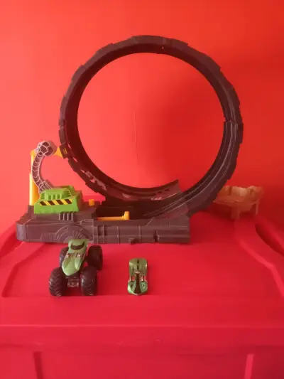 Pista de autos Hot Wheels con loop y autos incluidos - miniatura 1