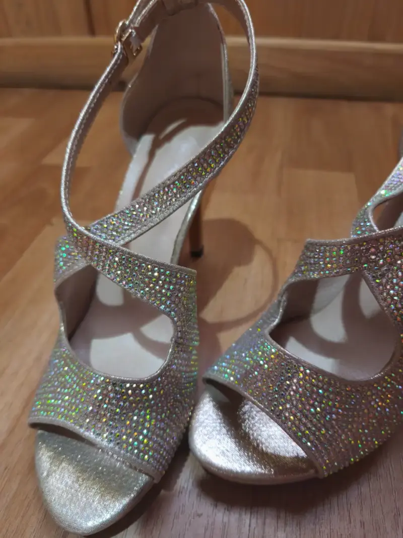 Sandalias de tacón alto doradas con brillo - 3