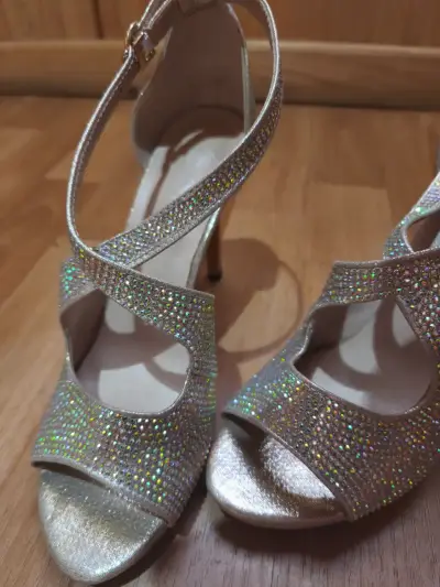 Sandalias de tacón alto doradas con brillo - miniatura 3