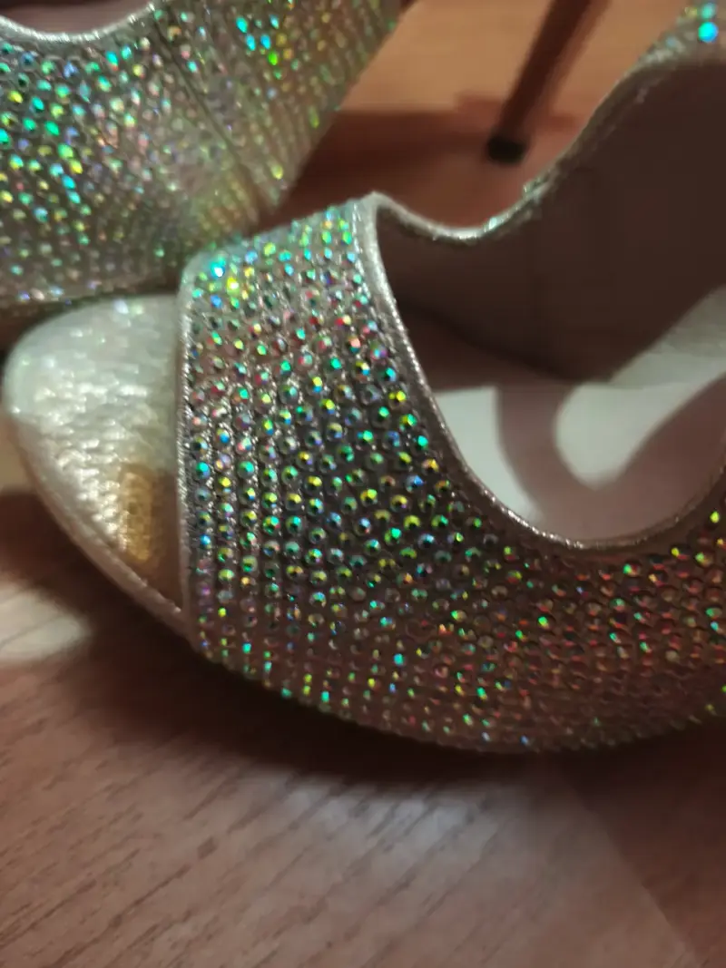 Sandalias de tacón alto doradas con brillo - 4