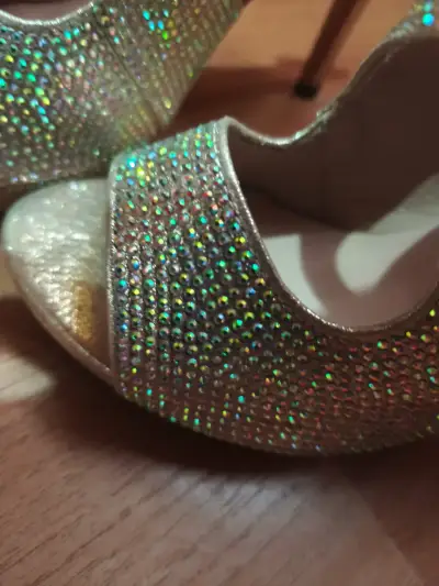 Sandalias de tacón alto doradas con brillo - miniatura 4