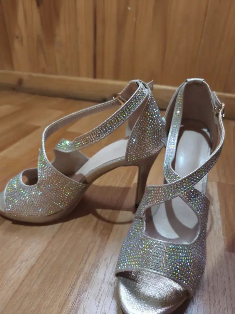 Sandalias de tacón alto doradas con brillo - 5