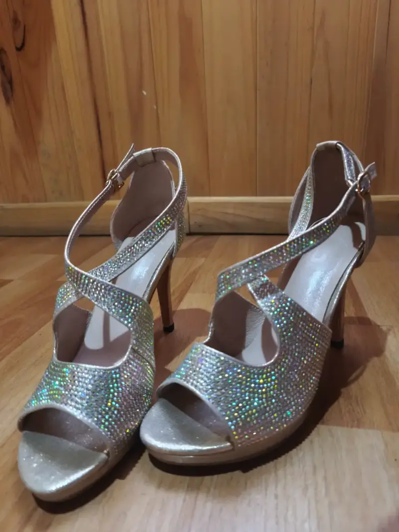 Sandalias de tacón alto doradas con brillo - 6