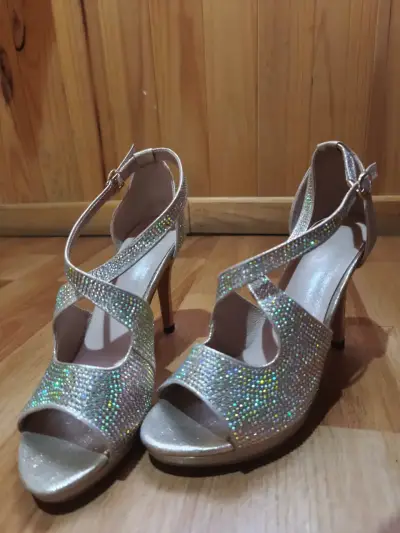 Sandalias de tacón alto doradas con brillo - miniatura 6