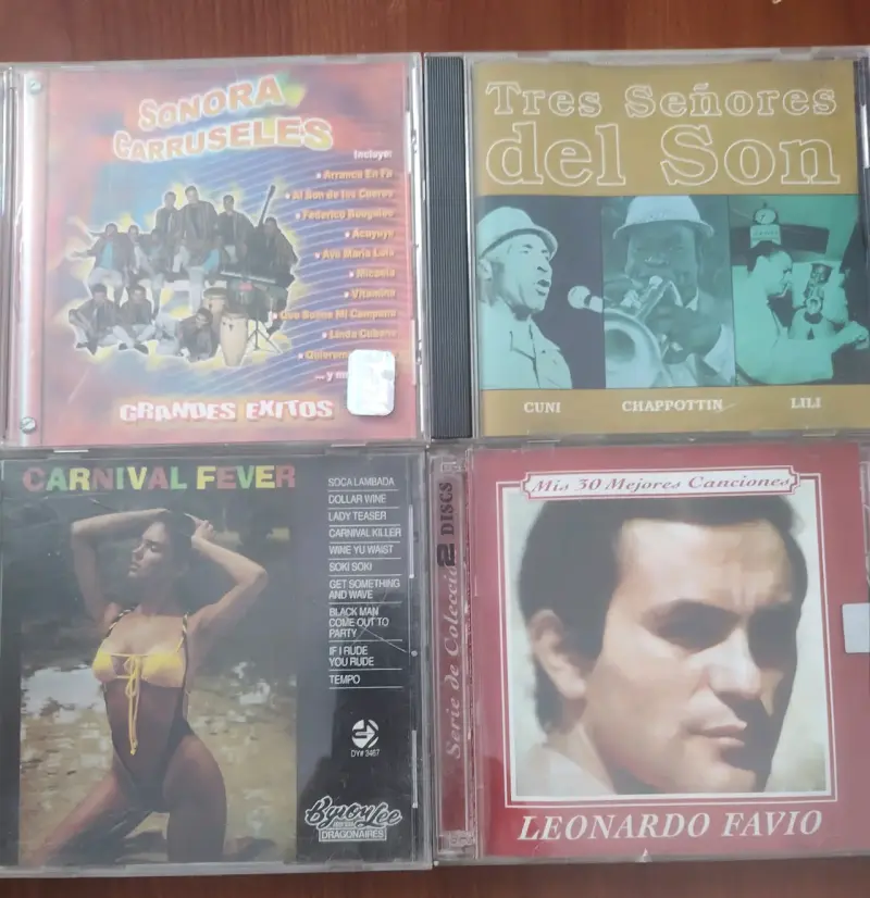 Colección de CDs de música variada