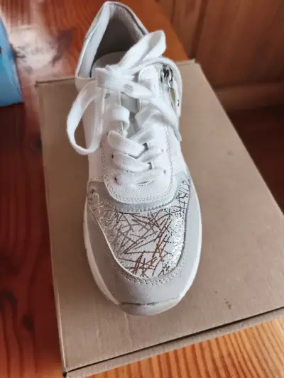 Zapatillas deportivas blancas con diseño moderno - miniatura 1
