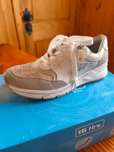 Zapatillas deportivas blancas con diseño moderno - miniatura 2
