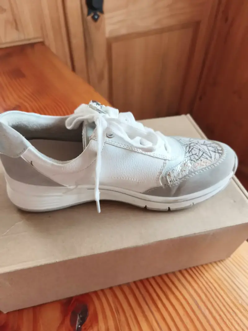 Zapatillas deportivas blancas con diseño moderno - 3
