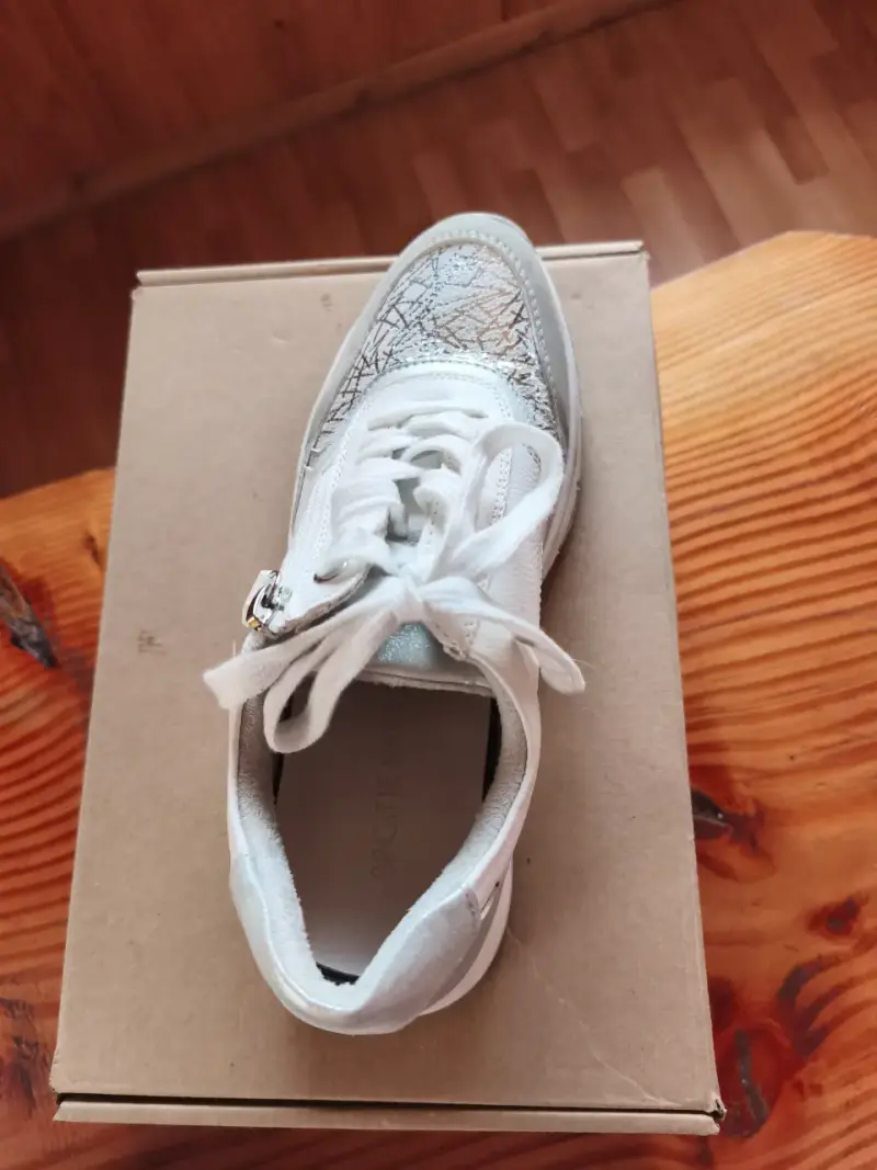 Zapatillas deportivas blancas con diseño moderno - 4