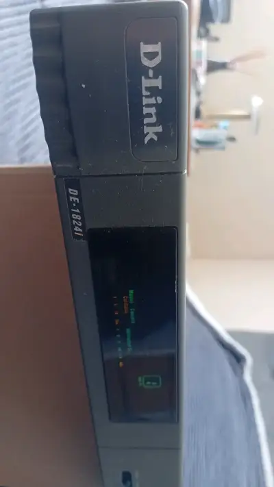 Switch de Red D-Link DE-1824i 24 Puertos - miniatura 1