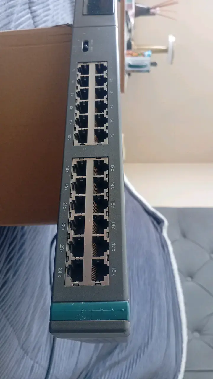 Switch de Red D-Link DE-1824i 24 Puertos - 2