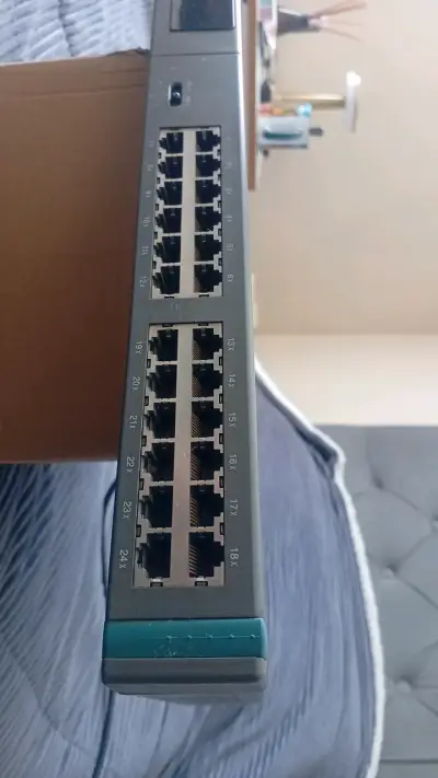 Switch de Red D-Link DE-1824i 24 Puertos - miniatura 2