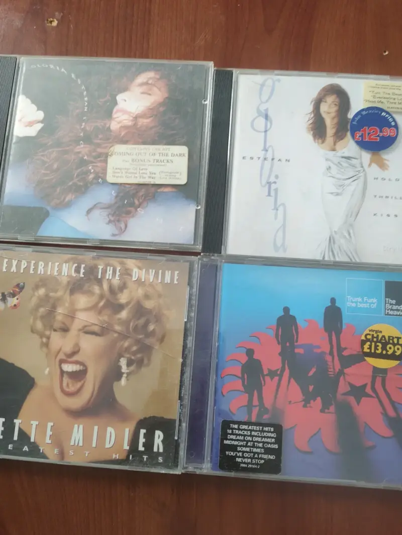 Colección de CDs de música pop y rock