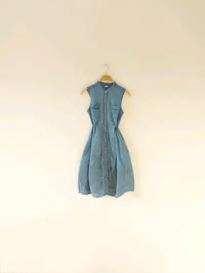 Vestido de mezclilla sin manga - miniatura 2