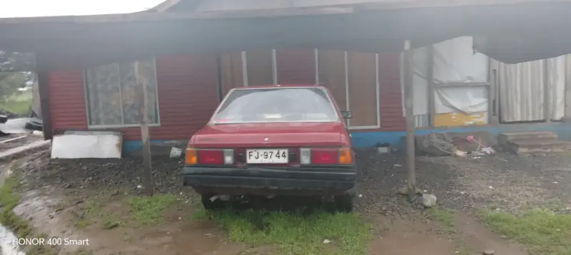 Auto Nissan sedán rojo en buen estado - 2