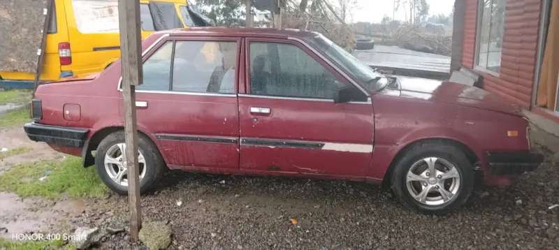 Auto Nissan sedán rojo en buen estado - 3