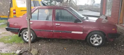 Auto Nissan sedán rojo en buen estado - miniatura 3