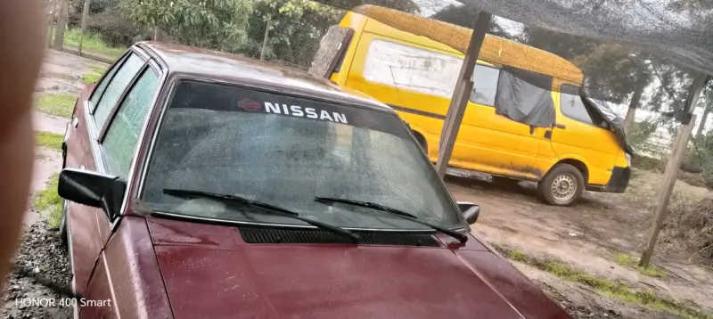 Auto Nissan sedán rojo en buen estado - 4