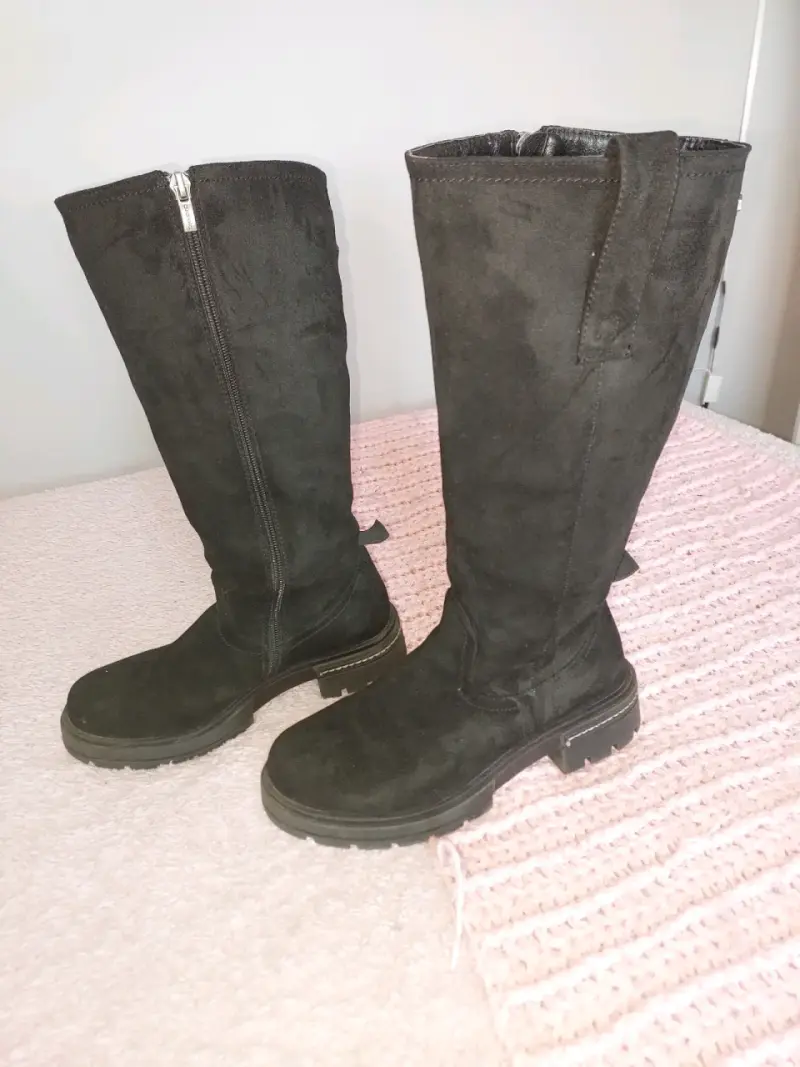 Botas negras de gamuza con cierre lateral - 1