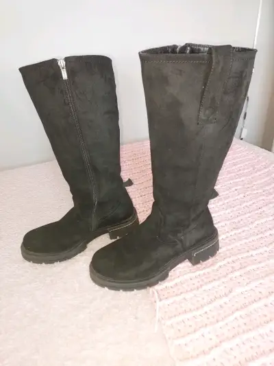 Botas negras de gamuza con cierre lateral - miniatura 1