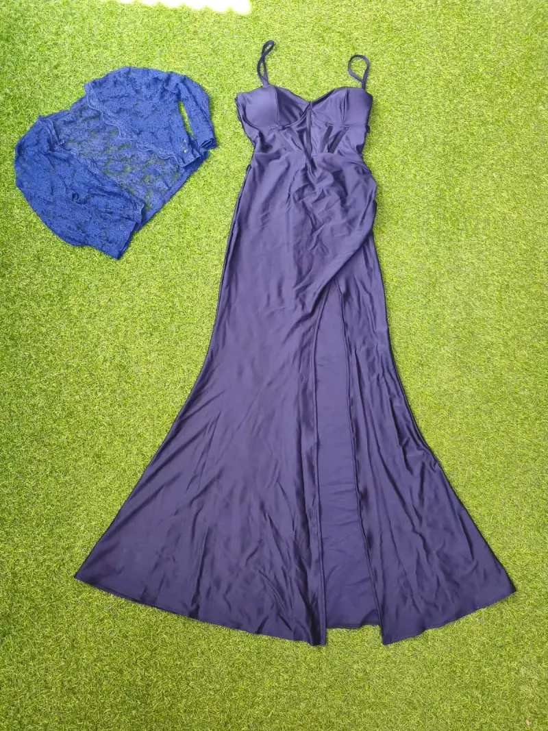 Vestido largo de noche azul con encaje