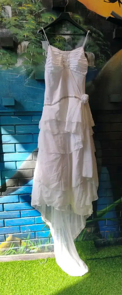 Vestido de novia blanco con detalles de encaje - miniatura 1