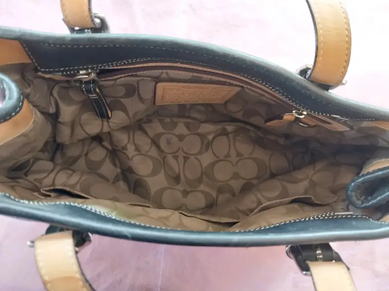 Bolso de cuero negro Coach con detalles marrones - 2