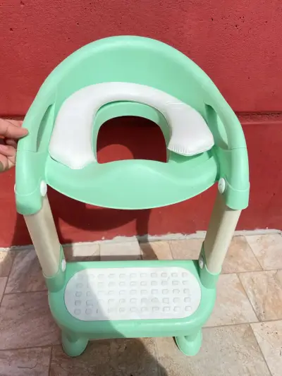 Asiento de entrenamiento infantil verde con escalera - miniatura 1