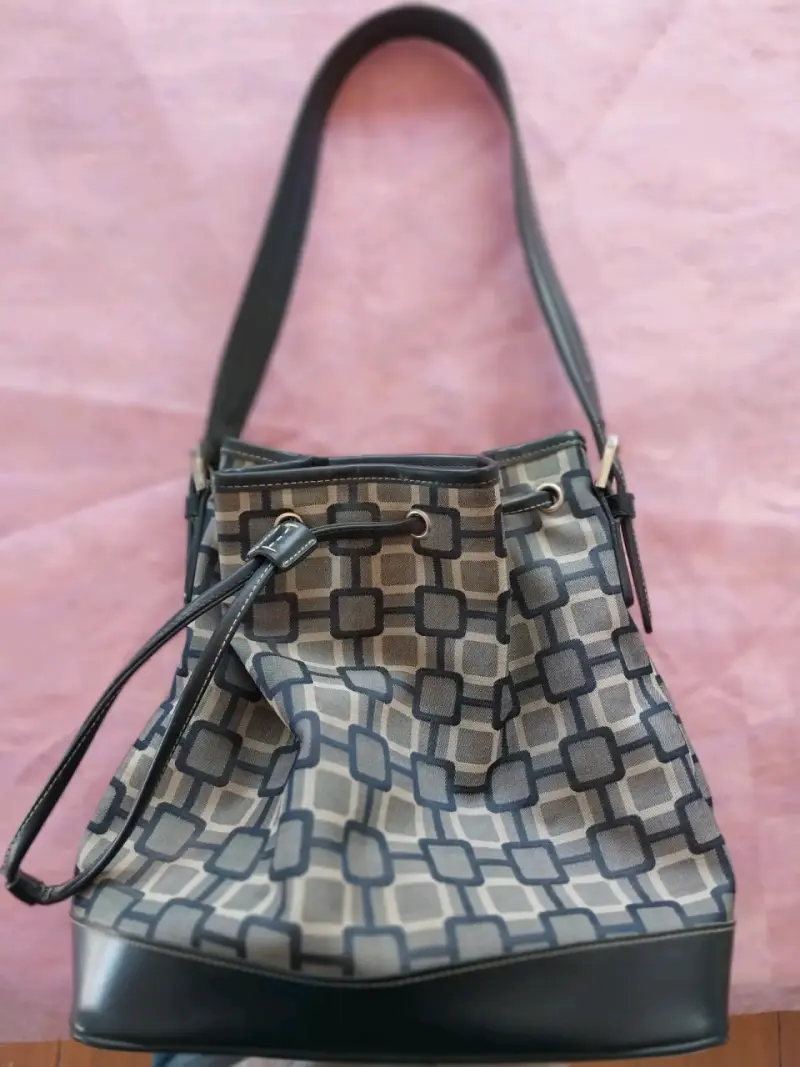 Bolso de hombro Nine West con diseño geométrico - 1