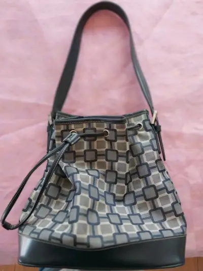 Bolso de hombro Nine West con diseño geométrico - miniatura 1