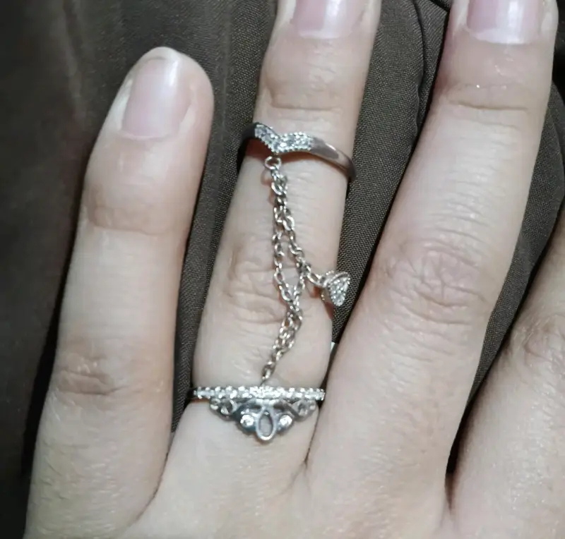 Anillo doble con cadena y detalles brillantes - 2