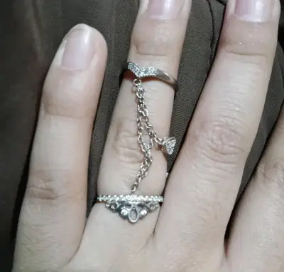 Anillo doble con cadena y detalles brillantes - miniatura 2