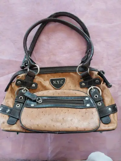 Bolso de mano marrón con detalles negros N.Y.C. - miniatura 1