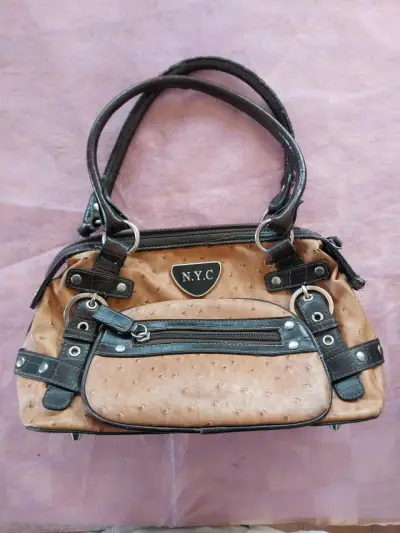 Bolso de mano marrón con detalles negros N.Y.C. - miniatura 2