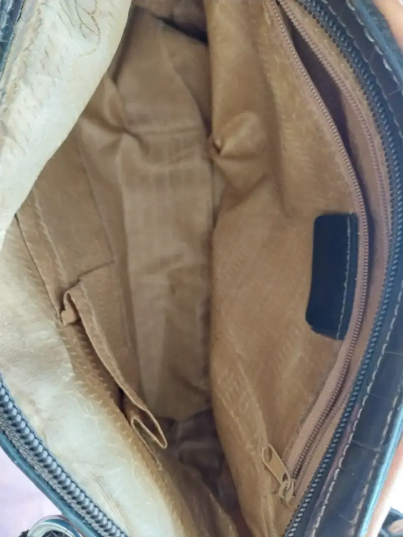 Bolso de mano marrón con detalles negros N.Y.C. - 4