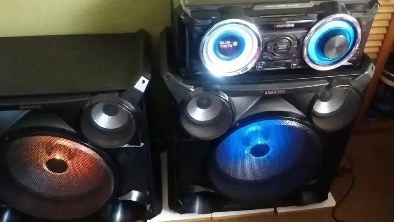 Sistema de sonido Samsung con Bluetooth y luces LED