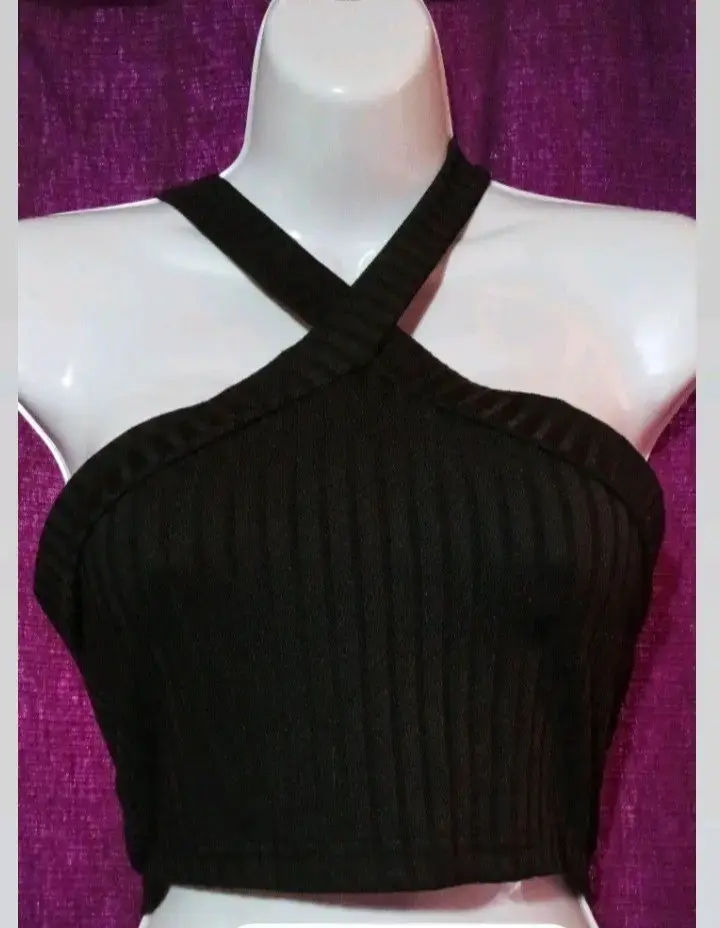 Top negro de tirantes cruzados para mujer