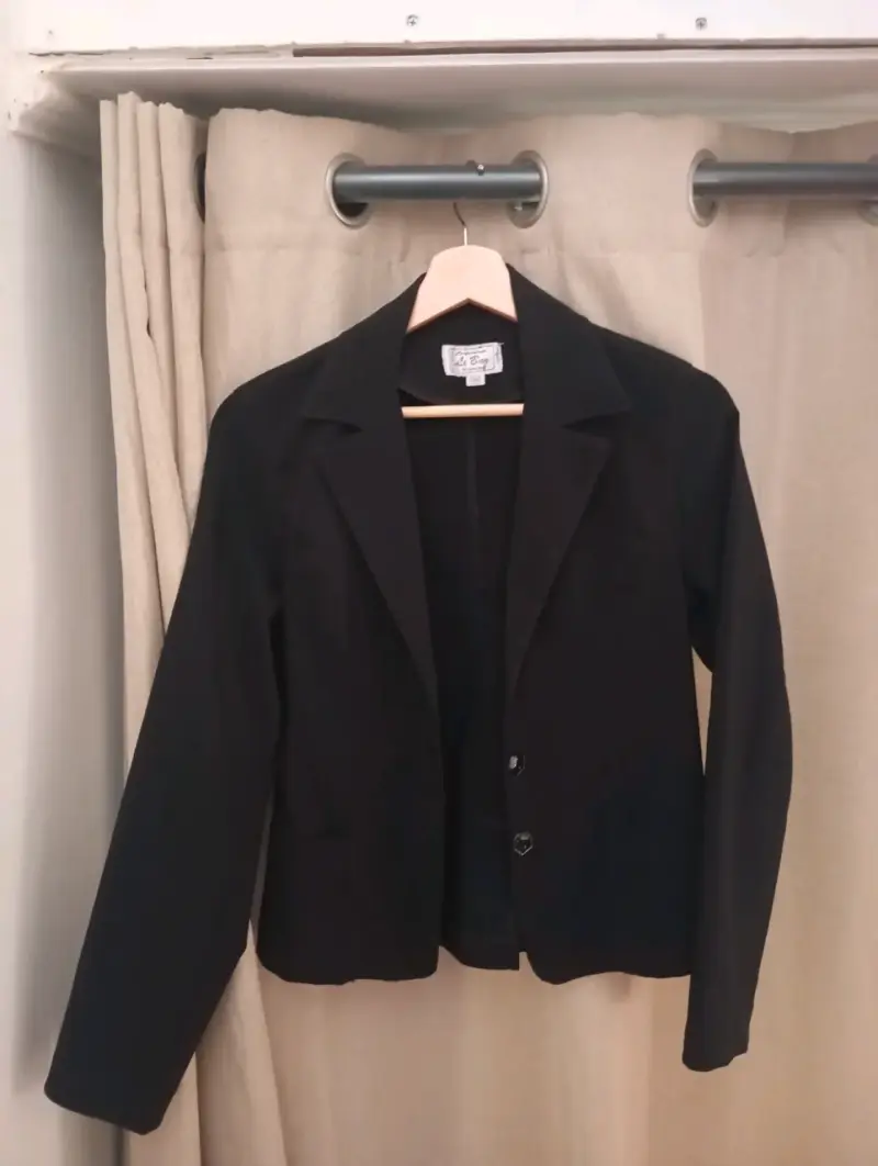 Blazer negro de mujer elegante