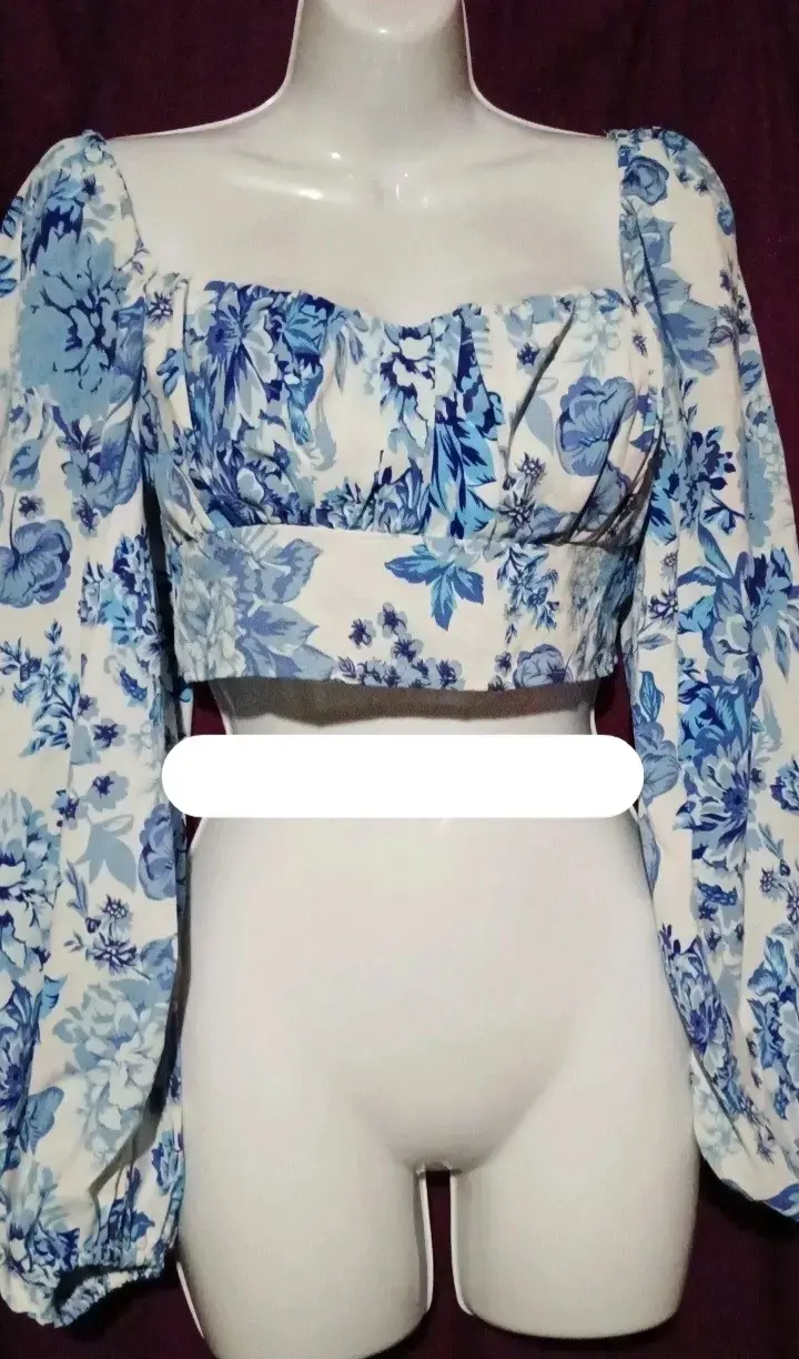 Blusa corta floral azul con mangas abullonadas