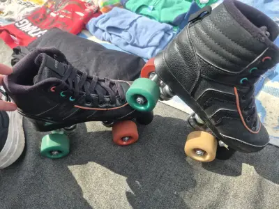 Patines cuatro ruedas negros con diseño deportiv - miniatura 1