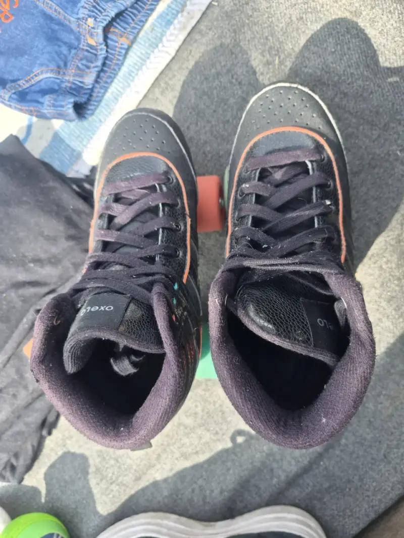 Patines cuatro ruedas negros con diseño deportiv - 2
