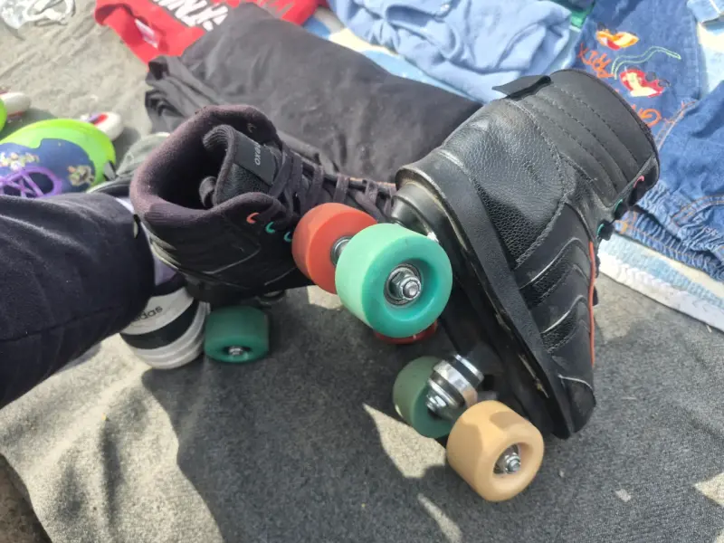 Patines cuatro ruedas negros con diseño deportiv - 3